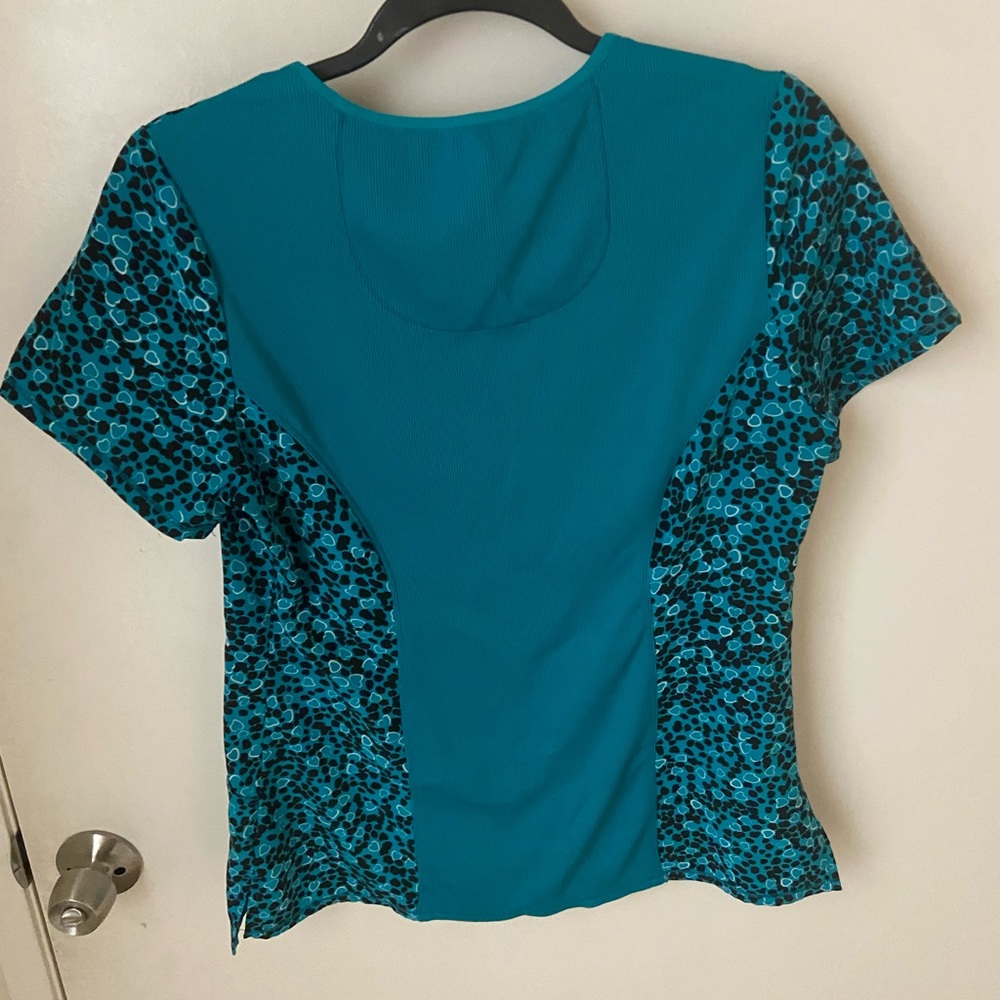 Medium Cherokee Infinity Scrub Top. - image 2
